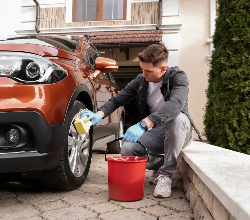 Lavage auto à domicile Étival-lès-le-Mans : professionnel intervenant sur un véhicule